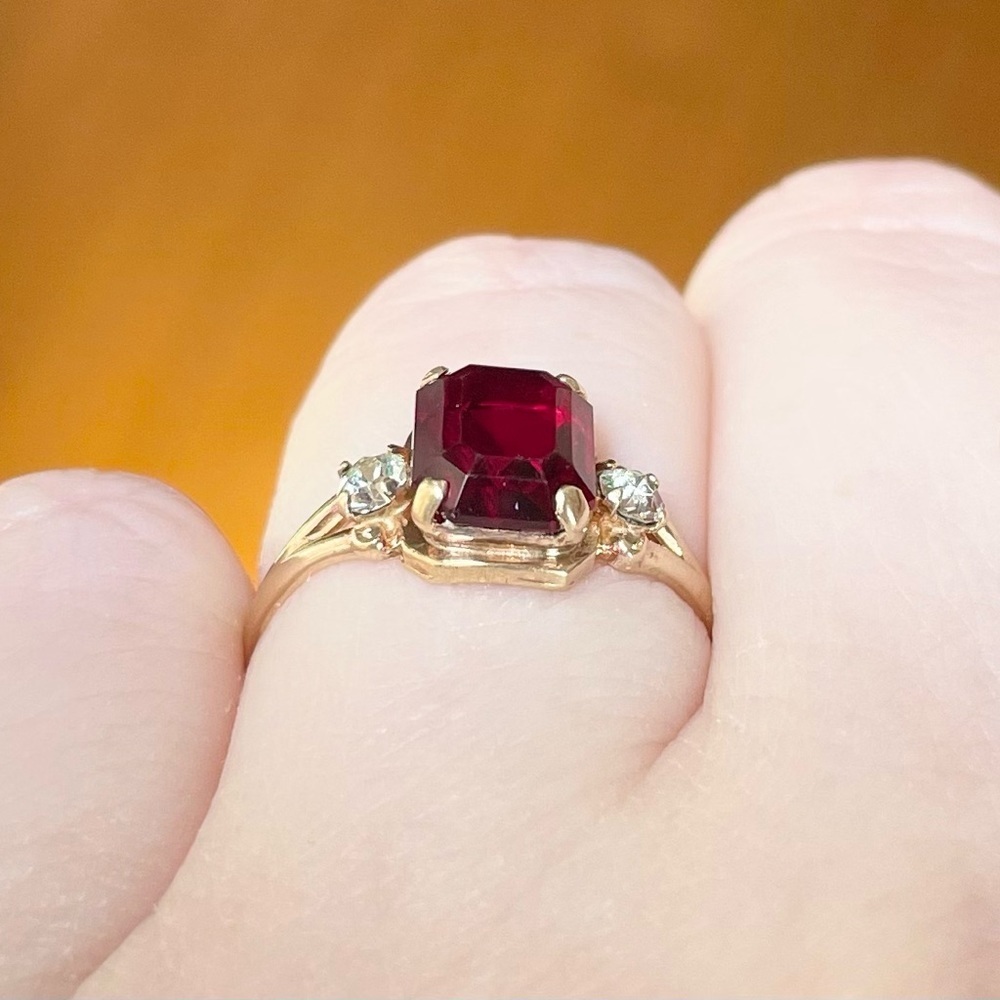 10K Vintage PSCO Red Glass Rhinestone dark red garnet emerald cut statement ring - Picture 7 of 11